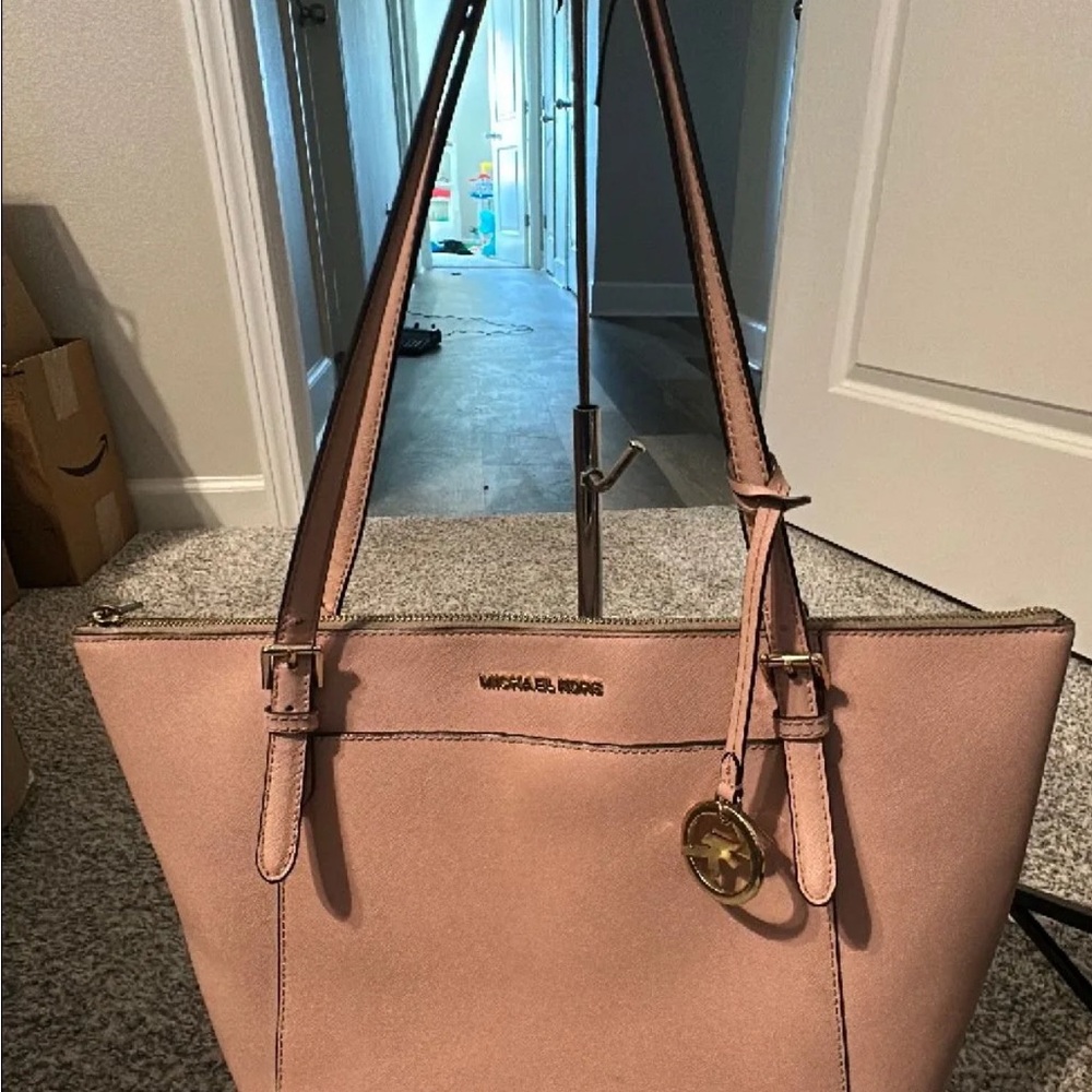 Michael Kors Voyager Large
Saffiano Leather Top-Zip Tote Bag